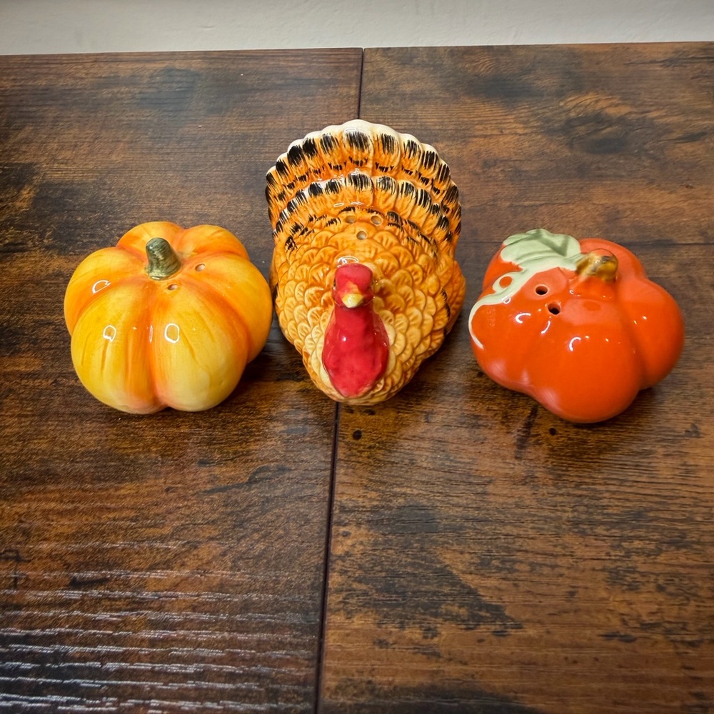 Ceramic Thanksgiving Turkey & Pumpkin Salt and Pepper Shakers Fall Harvest Decor